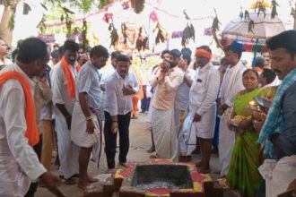 ಮೈಲಹಳ್ಳಿಯ ಈಶ್ವರ ದೇವಸ್ಥಾನದ ಪ್ರತಿಷ್ಠಾಪನೆ ಕಾರ್ಯಕ್ರಮದಲ್ಲಿ ಕೆ.ಎ.ಎಸ್ ಅಧಿಕಾರಿ ಎನ್. ರಘುಮೂರ್ತಿ ಭಾಗಿ