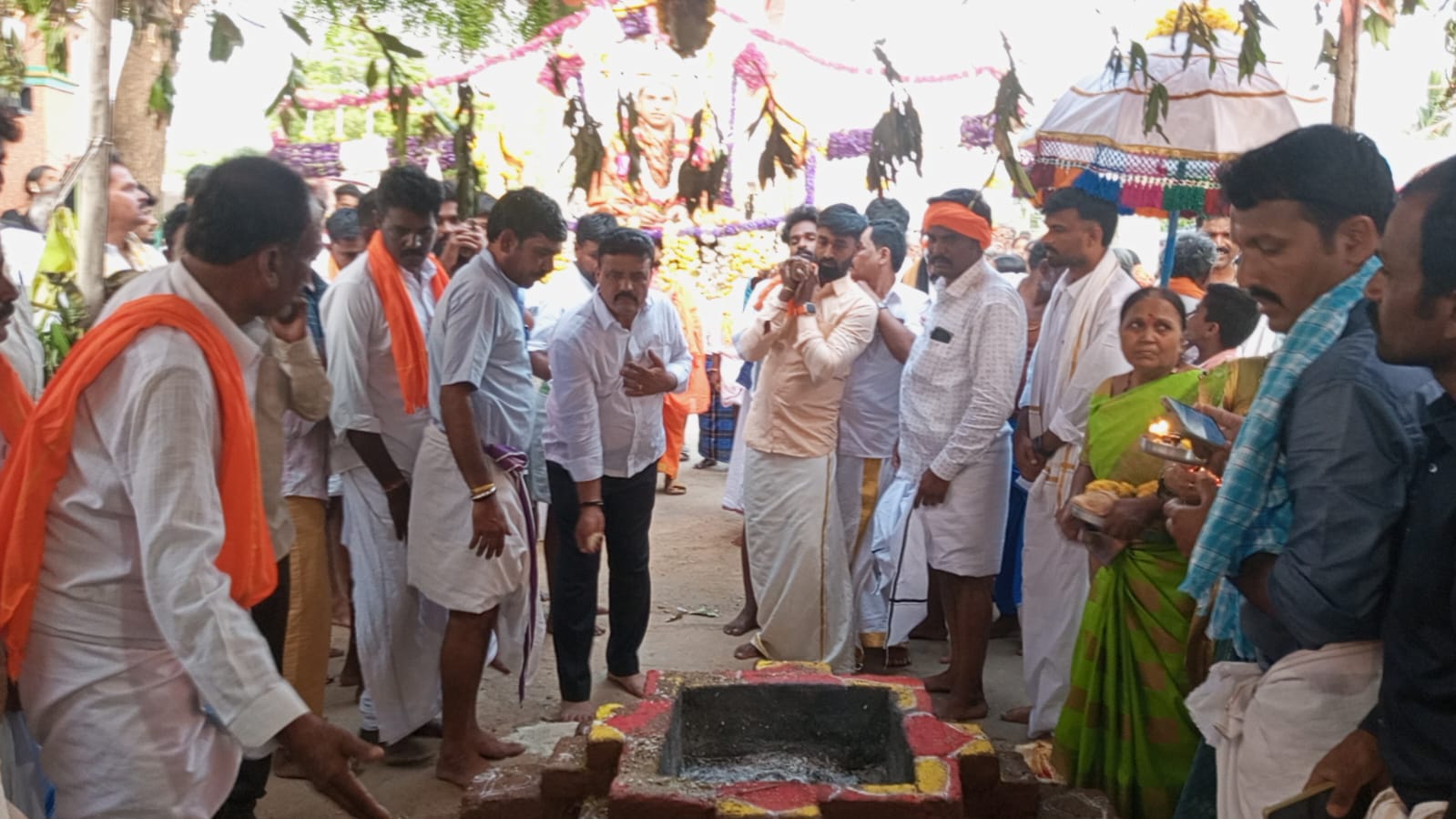 ಮೈಲಹಳ್ಳಿಯ ಈಶ್ವರ ದೇವಸ್ಥಾನದ ಪ್ರತಿಷ್ಠಾಪನೆ ಕಾರ್ಯಕ್ರಮದಲ್ಲಿ ಕೆ.ಎ.ಎಸ್ ಅಧಿಕಾರಿ ಎನ್. ರಘುಮೂರ್ತಿ ಭಾಗಿ