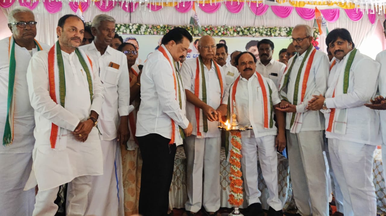 ಸಿದ್ದರಾಮಯ್ಯ ಸರ್ಕಾರದ ಗ್ಯಾರಂಟಿ ಯೋಜನೆ ಒಂದೇ ತಿಂಗಳಿಗೆ ಮನೆ ಮನೆ ತಲುಪಿವೆ. ಡಿ ಸುಧಾಕರ ಹೆಳಿಕೆ..!